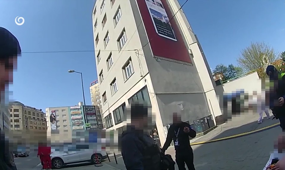 Útok v Bratislave: Bitka v predajni skončila zranením aj obvinením SBS-károv