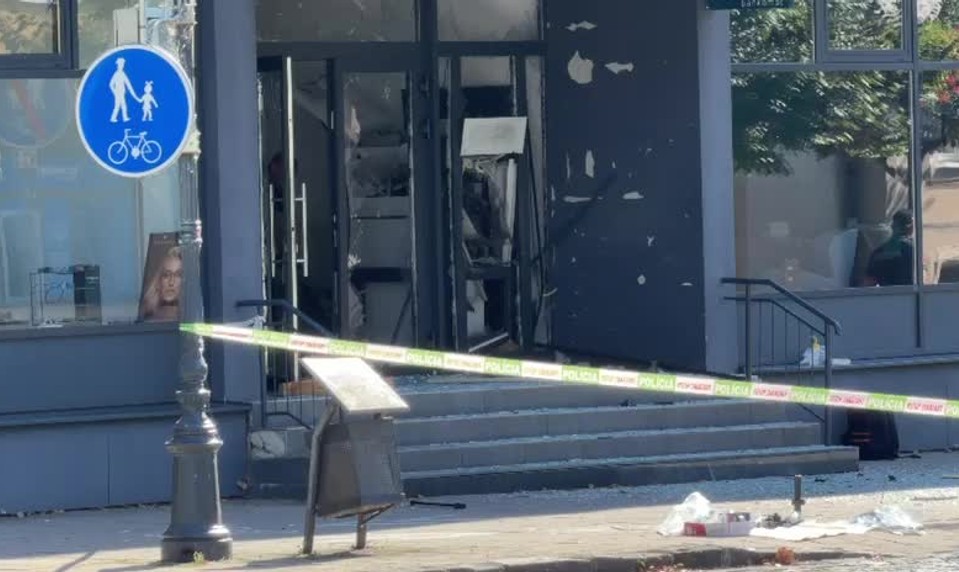 V Kežmarku nadránom vybuchol bankomat. V centre mesta sú rozmetané bankovky