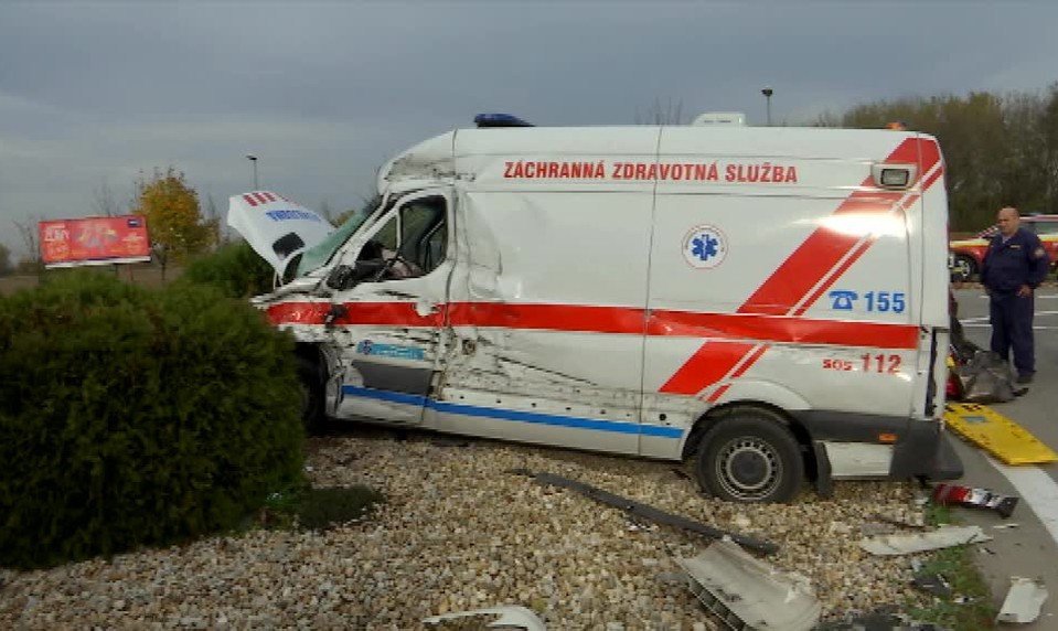 FOTO: Pri Kútnikoch sa zrazila sanitka s kamiónom. Záchranársky personál je v kritickom stave