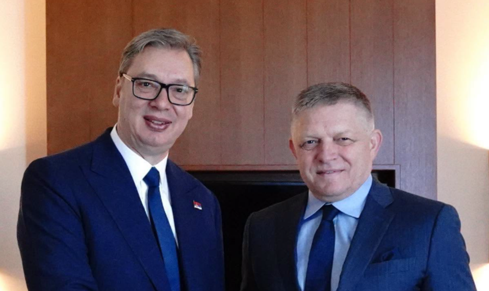 Fico sa pred summitom v Čiernej Hore stretol so srbským prezidentom Vučičom