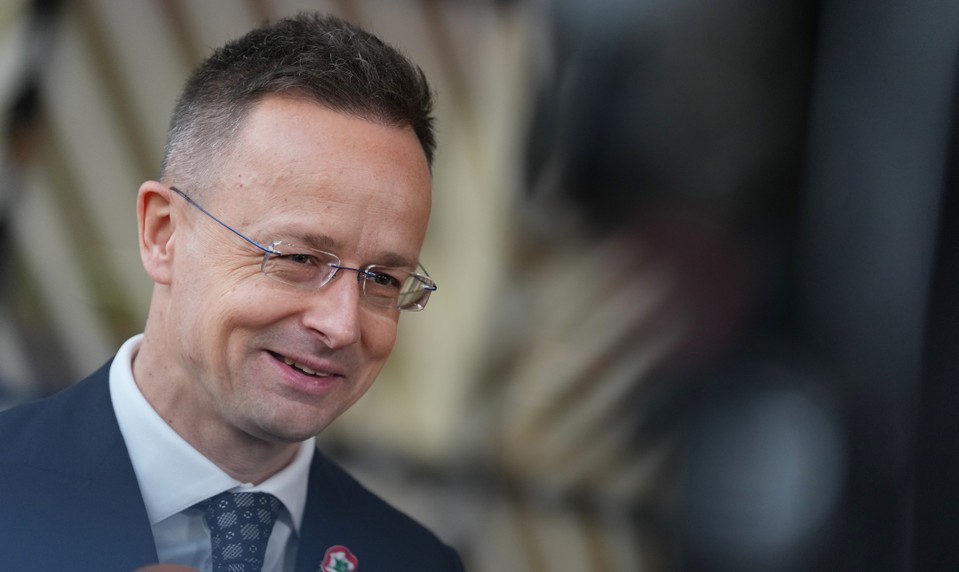 Maďarský minister zahraničia pravidelne informoval Rusko o rokovaniach EÚ. Ten to popiera