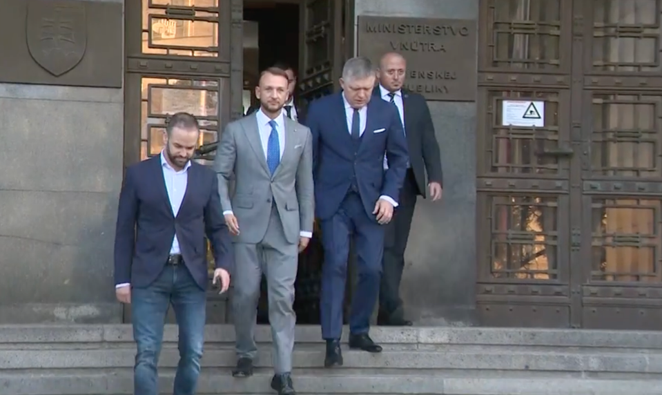 Zmeny v koalícii: Turbulentný týždeň vo vláde vyvrcholil odvolaním Kmeca