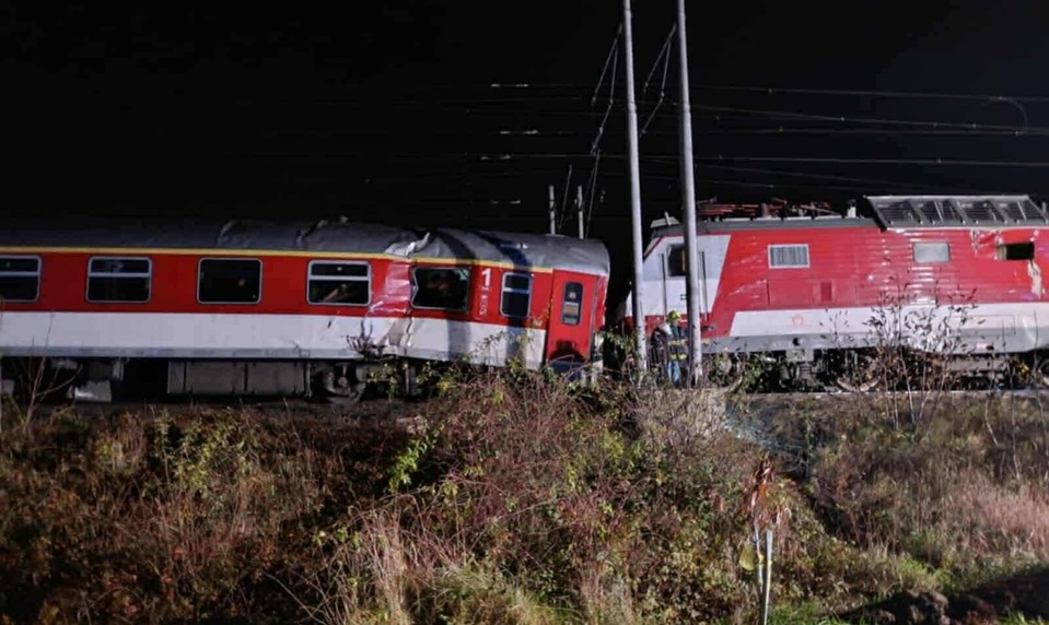 Zrážka dvoch vlakov medzi Pezinkom a Bratislavou: Na mieste zasahujú záchranné zložky
