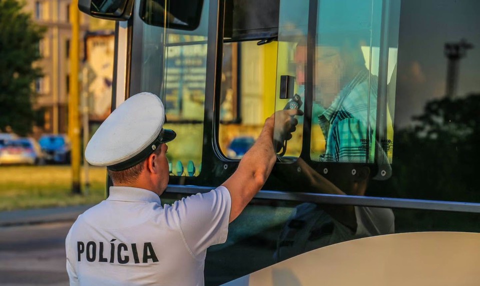 Polícia počas leta sprísňuje kontroly. Alkohol zistili u vodiča autobusu aj taxislužby