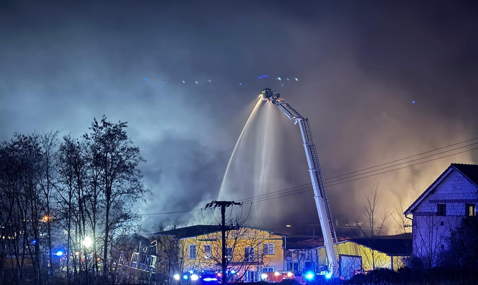 Halu v Moravskom Svätom Jáne zachvátili plamene, ozval sa aj výbuch