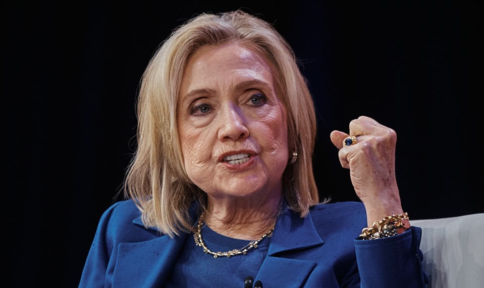 Hillary Clintonová vypovedá o vzťahoch s Jeffreym Epsteinom, vyzvala na vypočutie Trumpa