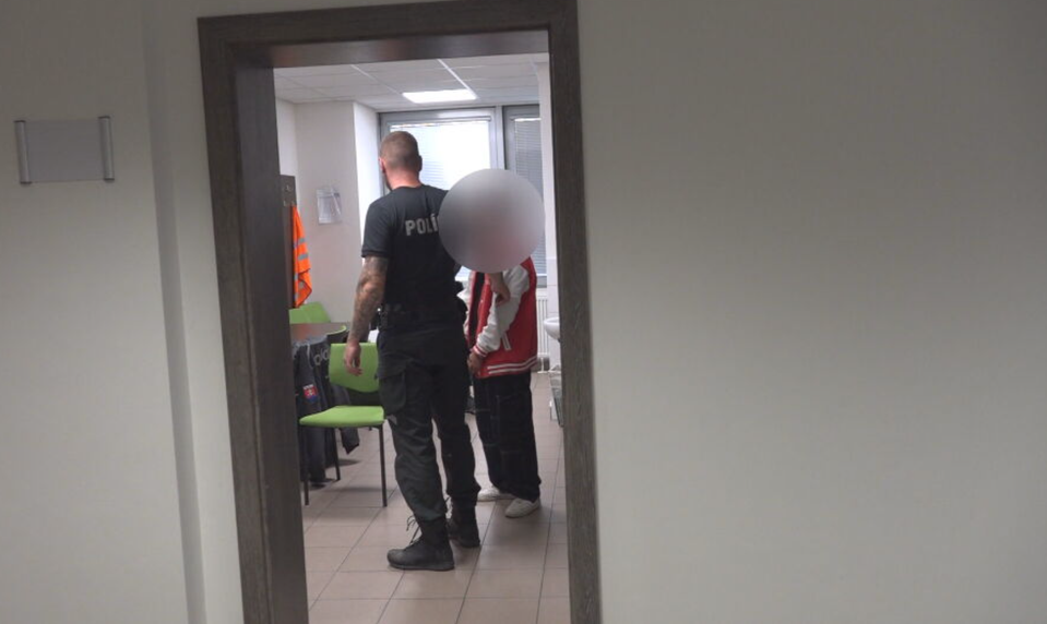 Študenta z Veľkých Kapušian, ktorý sa vyhrážal učiteľovi, vzali do väzby