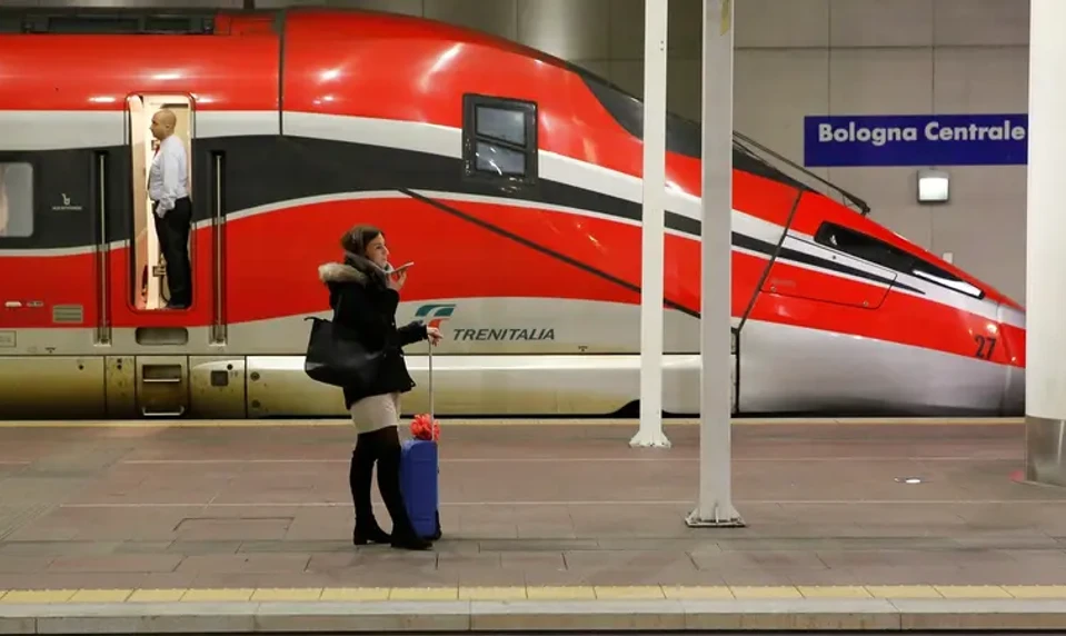 Neznámi útočníci ochromili talianske železnice. Na výhybku umiestnili výbušninu a poškodili vedenie