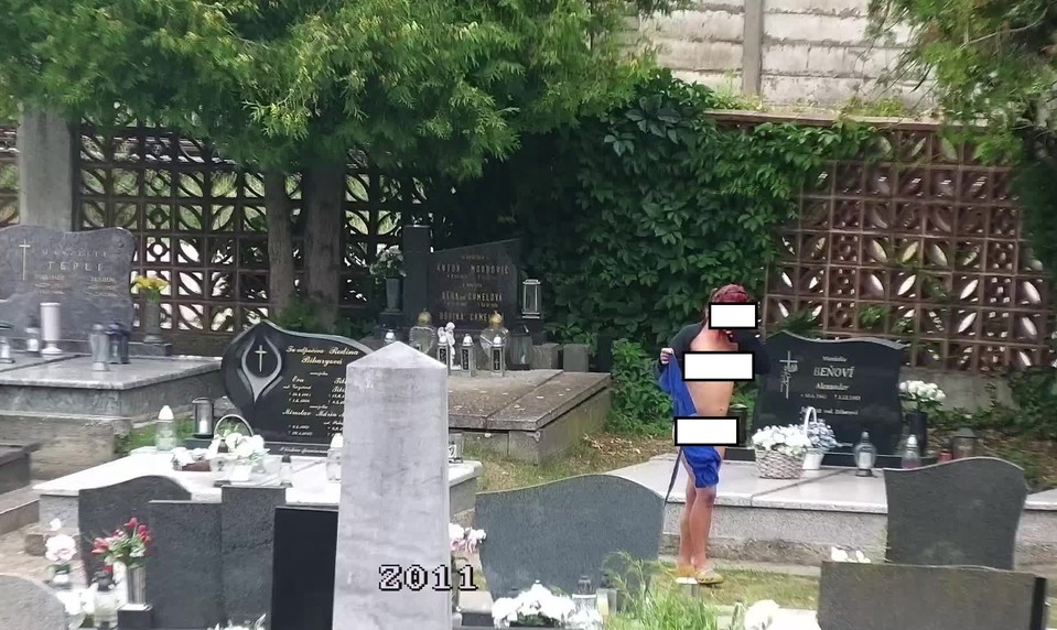 V Seredi sa nahé ženy prechádzali po meste aj medzi hrobmi. Skončili v rukách polície