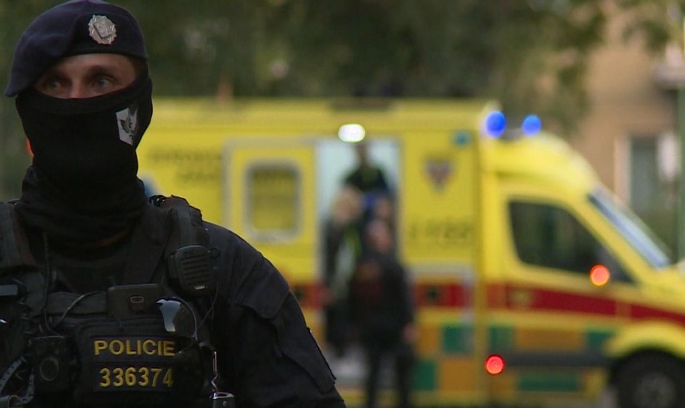 Matka sa nevedela dovolať dcére, v byte ju našli mŕtvu. Podozrivý sedel opitý pred dverami