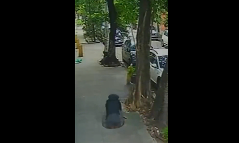 Myslela si, že zomrie. Žena sa prepadla do kanalizačnej šachty priamo na ulici
