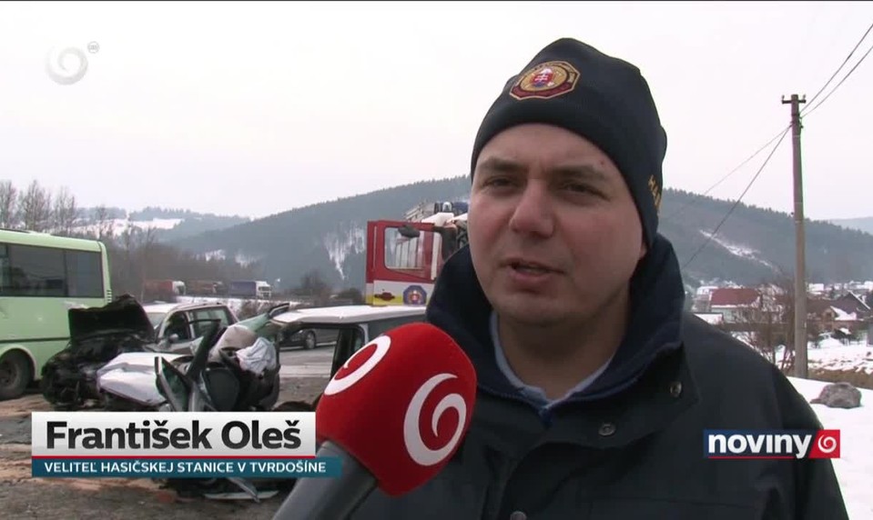 Zrážka áut a autobusu