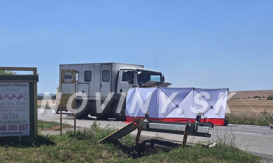 Pri Výčapoch-Opatovciach sa zrazilo osobné auto s kamiónom. Nehoda si vyžiadala jeden ľudský život