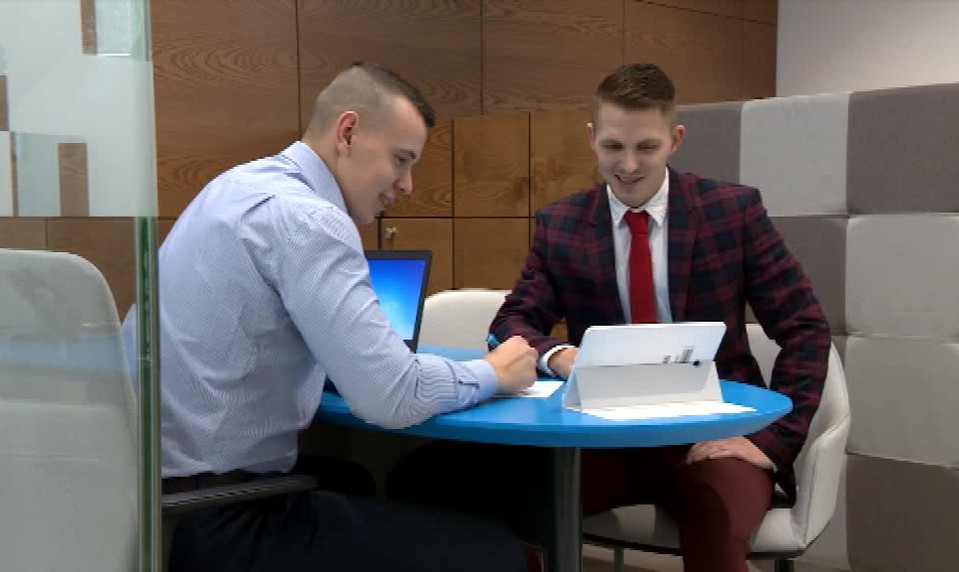Banky zvyšujú poplatky, za hotovostné prevody si priplatíme