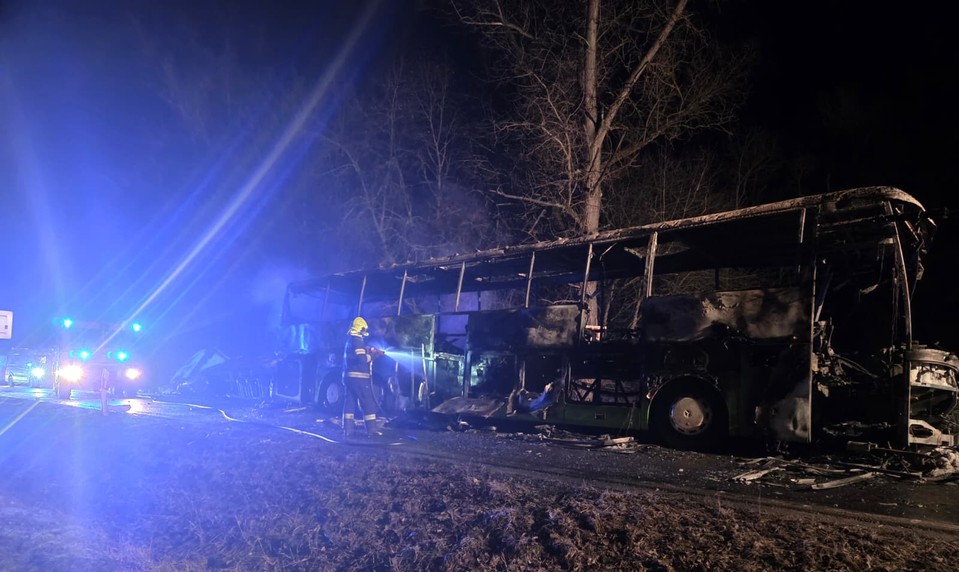 Nočná tragédia pri Liptovskej Osade: Autobus po zrážke začal horieť, vodič neprežil