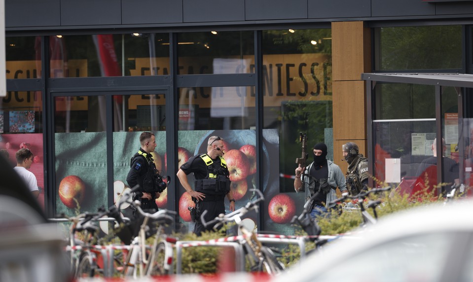 Polícia ukončila rukojemnícku drámu v supermarkete. Ženu oslobodili po viac ako 11 hodinách