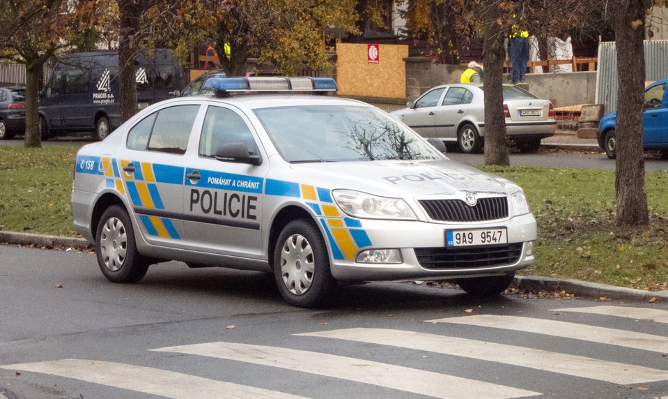 Pomohli mu vstať, potom mu zmizol mobil. Mladíci okradli cudzinca, ktorý sa pošmykol na ľade