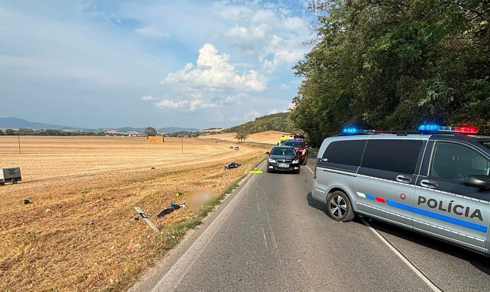 Vážna nehoda pri Partizánskom: Motocyklista skončil po zrážke  v nemocnici, zasahoval aj vrtuľník