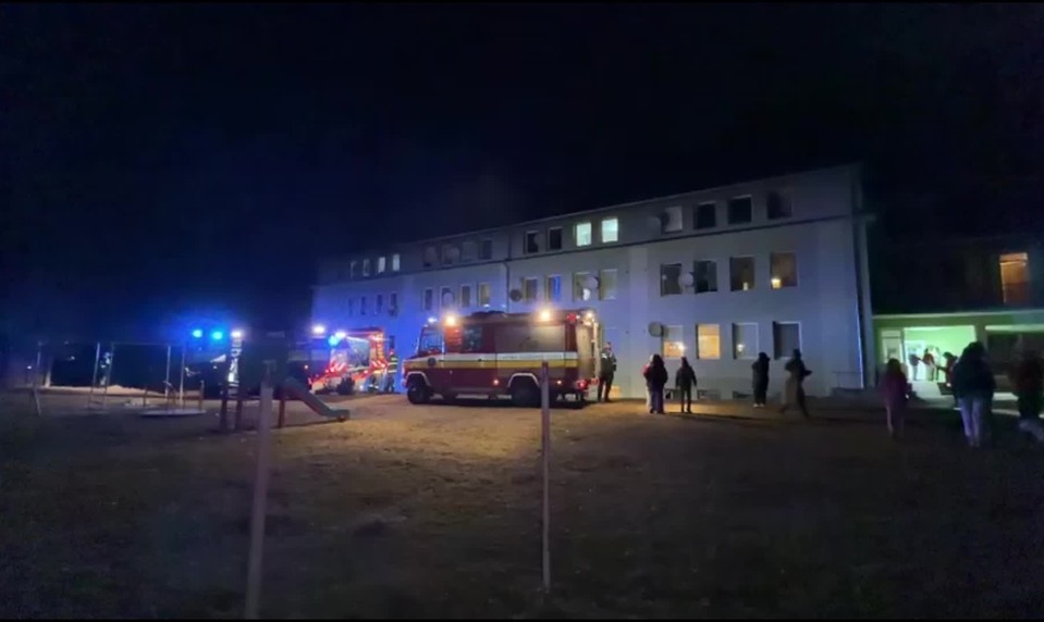 Rozsiahly zásah hasičov v Rudňanoch: Požiar bytovky vyhnal na ulicu stovky ľudí