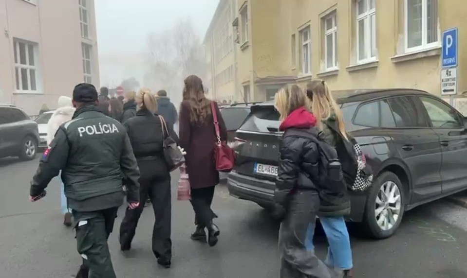 Z Ficovej prednášky odišli študenti predčasne. Štrngali kľúčmi a držali ukrajinskú vlajku