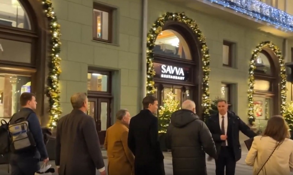 Turisti, alebo mierotvorci? Návšteva Witkoffa v Moskve pripomínala skôr gurmánsky zážitok