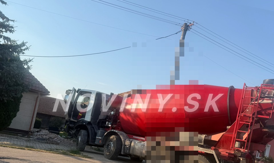 Domiešavač zišiel z cesty a narazil do rodinného domu. Poškodil aj plynovú prípojku