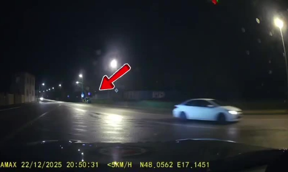 Opitý muž sa preháňal po Rusovciach na golfovom vozíku. Jeho nočná jazda skončila v policajnej cele