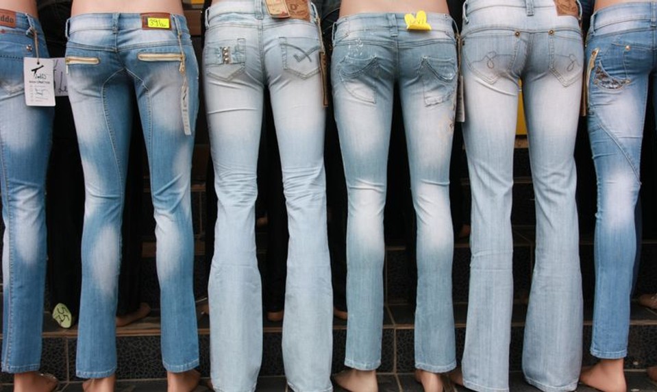 Odvážne džínsy majú viac dier ako látky. Obliekli by ste si niečo podobné?