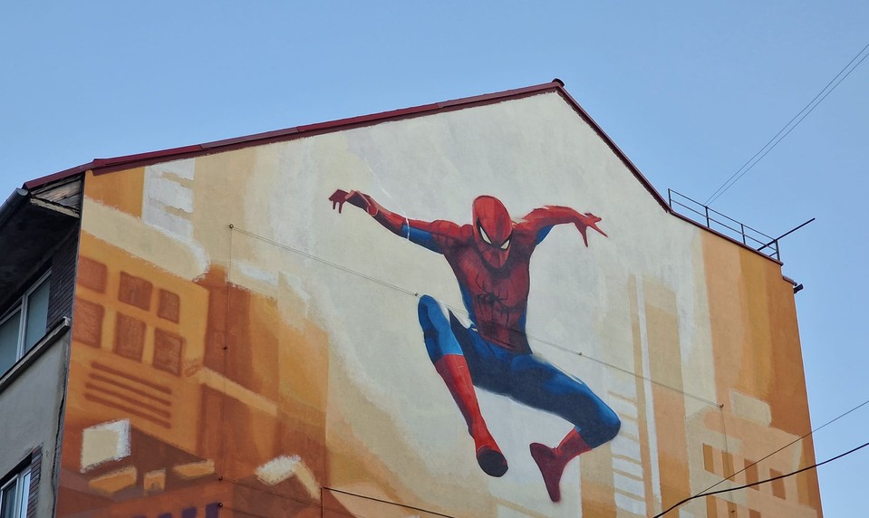 Bratislavský Spider-Man ovládol internet. Všimol si ho aj režisér nového filmu