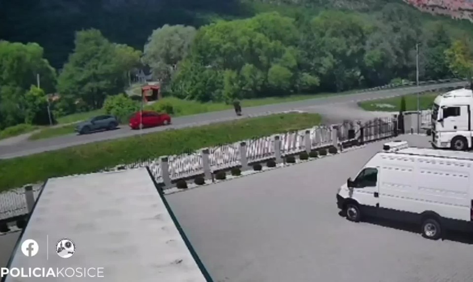 VIDEO: Nehoda na motorke. Muž viezol trojročné dieťa, ani jeden z nich nemal prilbu