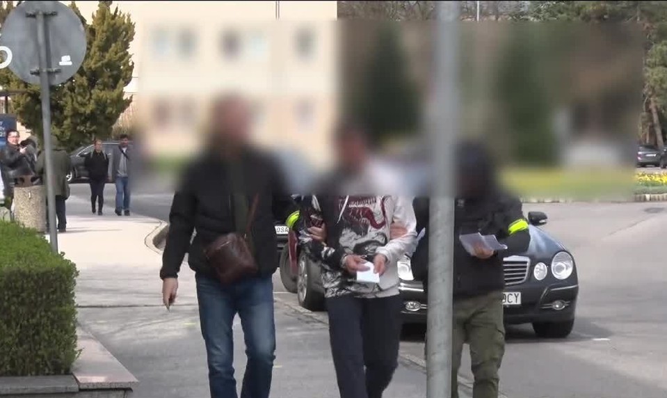 Senior uveril zisku z kryptomien. Muž ho doviezol do banky vybrať 8-tisíc eur