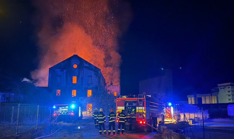 AKTUÁLNE! Historickú budovu v Plešivci pohltili obrovské plamene