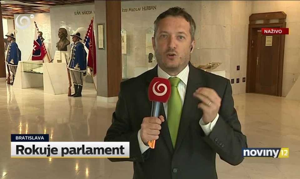 Situácia v parlamente je v pokojná. Poslanci sa venujú opozičným návrhom