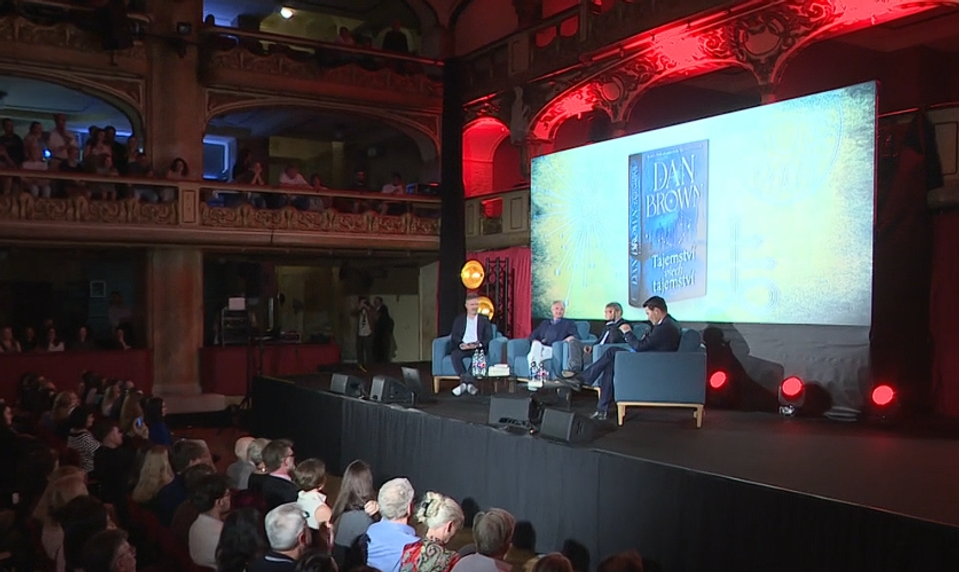 Spisovateľ Dan Brown predstavil svoju najnovšiu knihu v Prahe. Odohráva sa tam aj jej príbeh