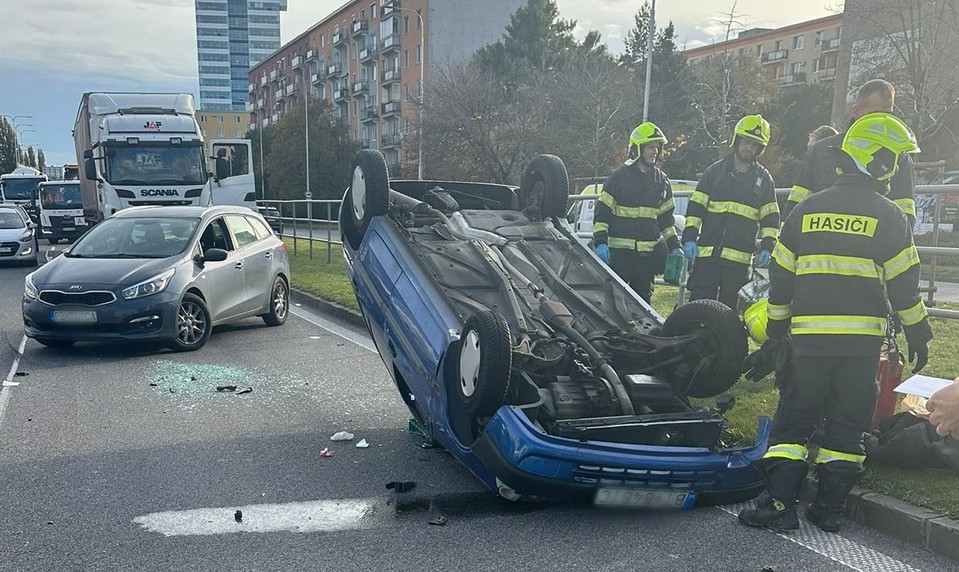 Bajkalskú ulicu v hlavnom meste zablokovala nehoda. Auto skončilo na streche
