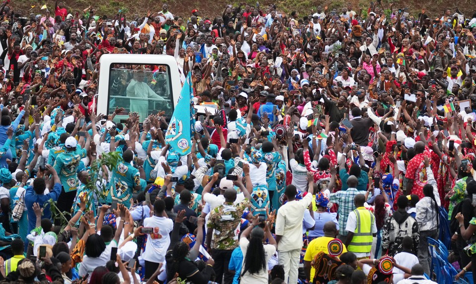 Pápež v Afrike: Ide tam, kde ľudia trpia vojnou či nepokojmi. Jeho cesta má silné posolstvo