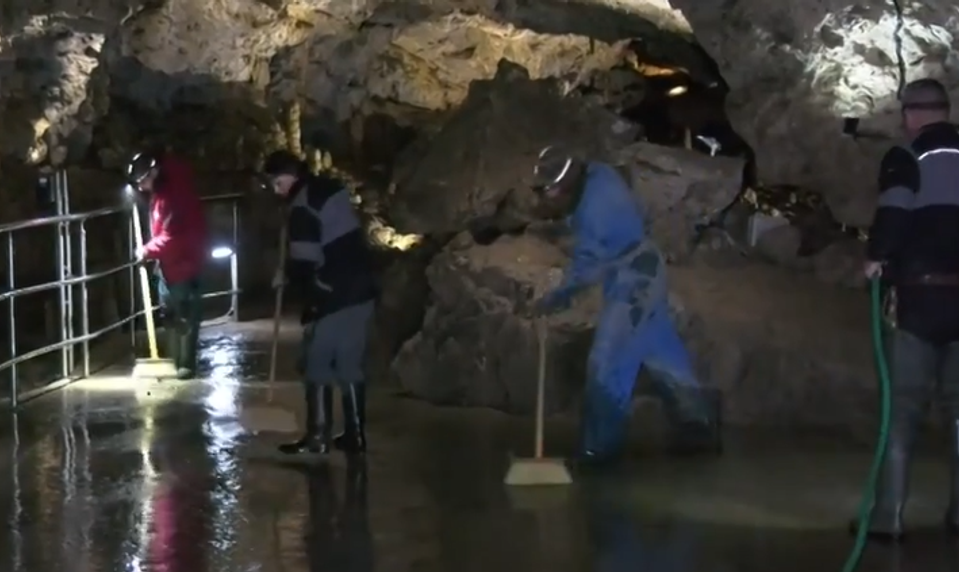 Turisti znečisťujú Demänovskú jaskyňu. Zamestnanci musia upratať po sezóne