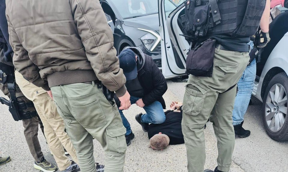 Vodič, ktorý zdemoloval Kamenné námestie je už v rukách polície. Pri zadržaní kládol odpor