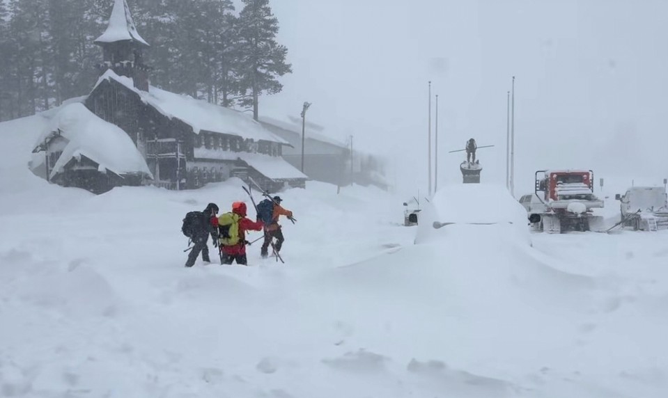 Lavína v Kalifornii: Desať lyžiarov je nezvestných, záchranári bojujú s búrkou
