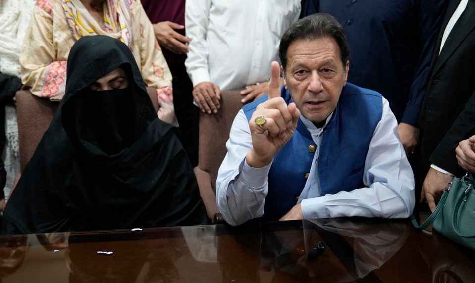 Expremiérovi Chánovi a jeho žene udelil súd 17-ročný trest za korupciu