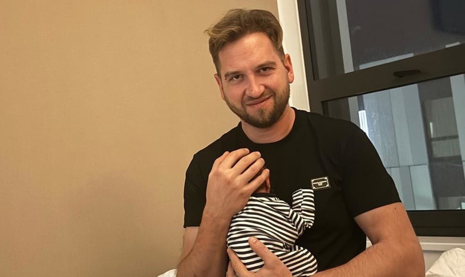 Samuel TOMEČEK sa stal otcom, synček dostal netradičné meno