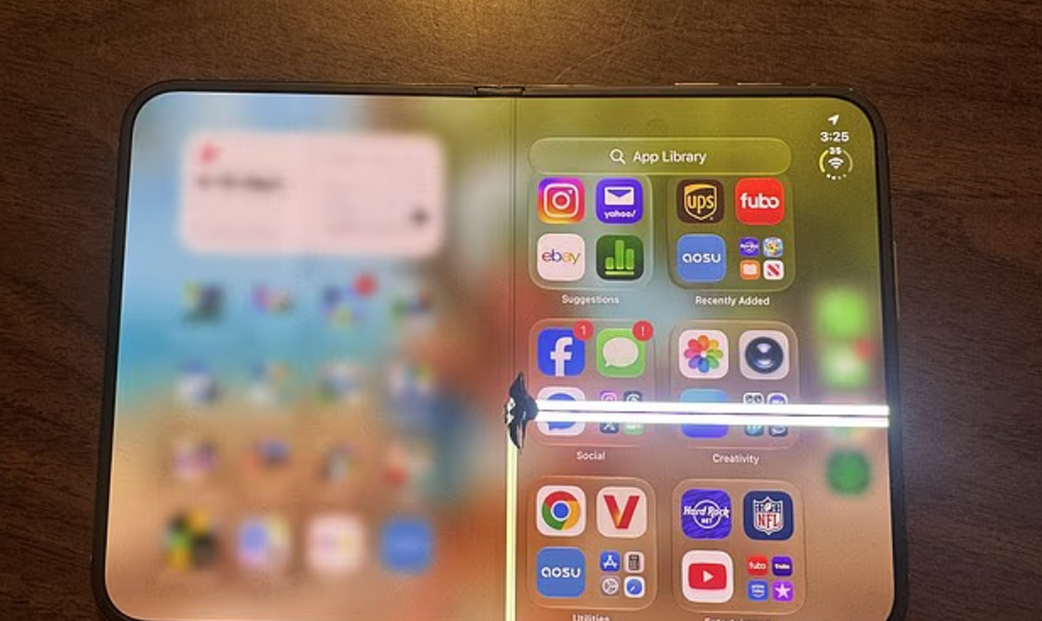 Nový iPhone za takmer 2-tisíc dolárov má problém. Majiteľom praskajú displeje už po pár hodinách