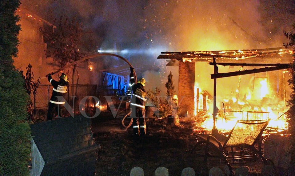 Veľký požiar v Dúbravici zničil dva rodinné domy. Hasiči bojovali s plameňmi až do rána