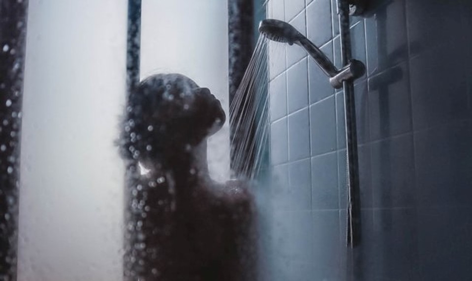 Časť Bratislavy čaká odstávka teplej vody. Mestská časť na to upozornila netradične, ľudia sú pobúrení