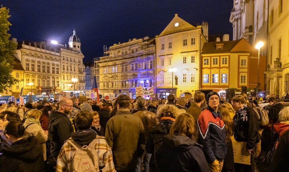 V Prahe protestovali proti zrušeniu poplatkov za verejnoprávne médiá. Polícia zabránila vyhroteniu situácie