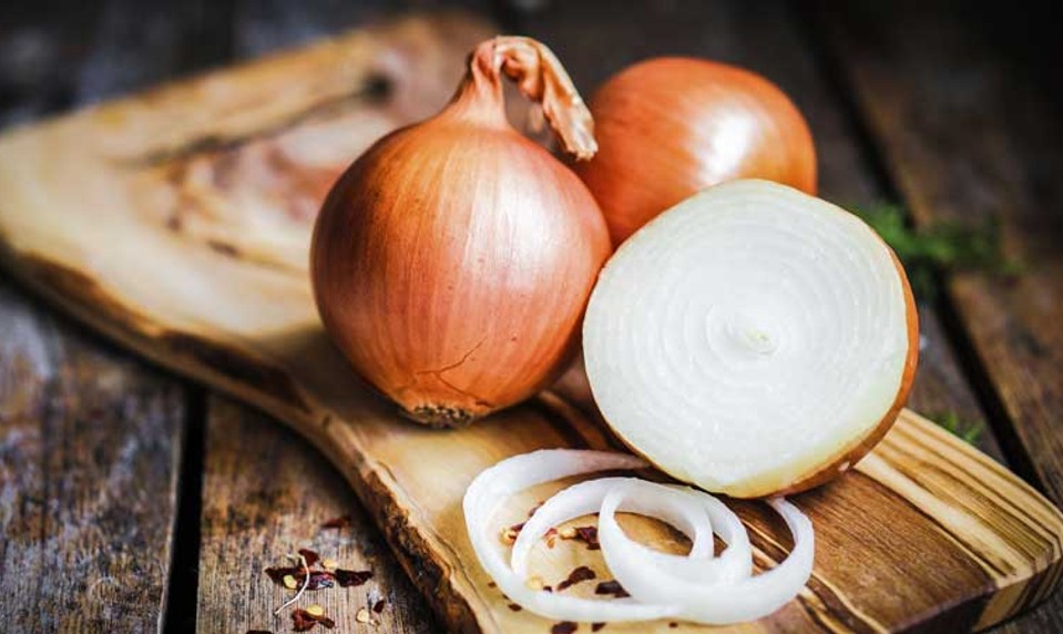 VIDEO: Dosť bolo sĺz pri krájaní cibule! Kuchár vám prezradí, ako pri tom neplakať
