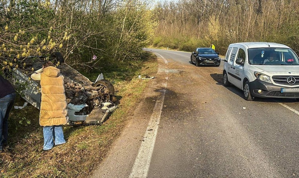 Vážna nehoda skomplikovala dopravu na východe Slovenska. Auto skončilo prevrátené v priekope
