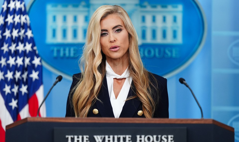 Trumpova nová hovorkyňa: Neprofesionálny prejav aj pochybnosti o praxi