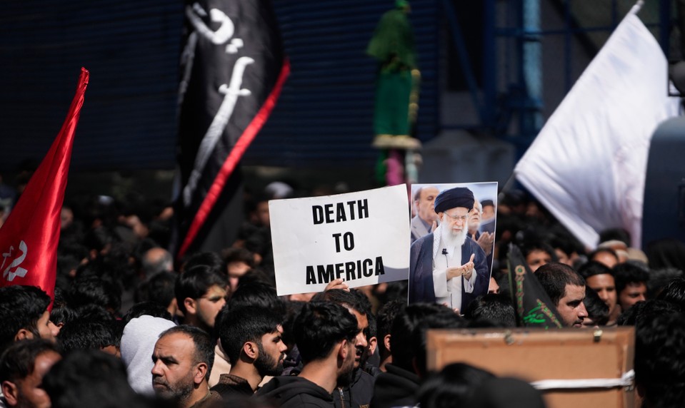 ONLINE: Dočasná rada v Teheráne preberá moc po Chameneím, útoky pokračujú po celom regióne