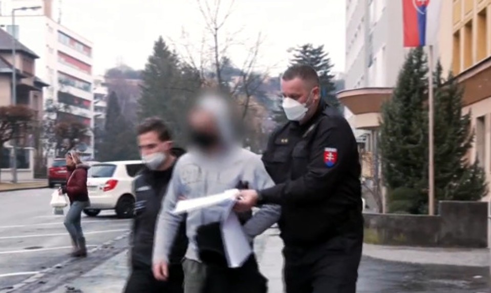 Zlodej chcel vykradnúť dom imobilného muža, prekvapila ho polícia